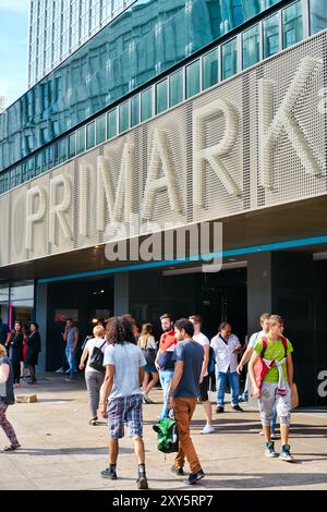 Touristen und Anwohner vor einer Filiale des Modediscounter Primark am Alexanderplatz in Berlin Stockfoto