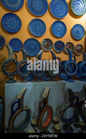 Kappadokien, Türkei - 14. September 2021: Lebendige Sammlung handgefertigter Keramikkeramik und dekorativer Teller, die komplizierte Muster zeigen Stockfoto