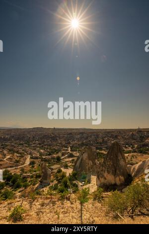 Atemberaubender Blick auf Kappadokiens berühmte Felsformationen unter einer hellen Sonne. Faszinierende natürliche Landschaft, die die Schönheit und einzigartige Geologie dieser Landschaft einfängt Stockfoto