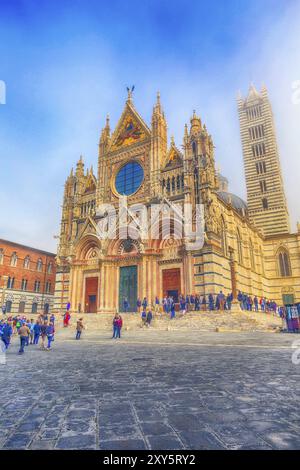 Siena, Italien, 25. Oktober 2018: Wahrzeichen der Toskana Kathedrale von Siena, Duomo di Siena und Touristen, Europa Stockfoto