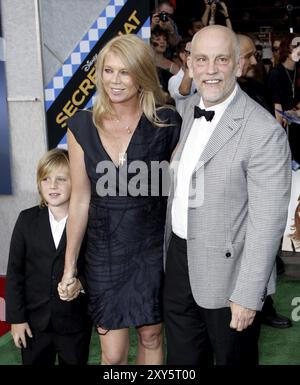 HOLLYWOOD, KALIFORNIEN, 30. SEPTEMBER 2010: John Malkovich und Peta Wilson bei der Premiere von Secretariat in Los Angeles im El Capitan Theater in Holly Stockfoto