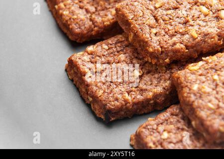 Bio-Schokoladen-Haferriegel auf einer keramischen grauen Platte. Gesunde Leckereien. Makroaufnahme. Stockfoto