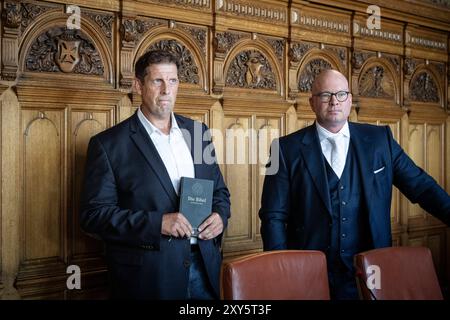 Vor dem Landgericht in Bremen hat am Mittwoch, 28.08.2024, erneut ein Prozess gegen den evangelischen Pastor Olaf Latzel begonnen. Dem 56-jaehrigen Theologen der konservativen St. Martini-Gemeinde in der Hansestadt wird Volksverhetzung vorgeworfen. Er hatte sich in einer biblischen Fahrschule zur Ehe im Oktober 2019 abfaellig ueber die Gender-Bewegung und ueber Homosexuelle geaeussert. Im Foto vom 28.08.2024: Der Angeklagte Olaf Latzel links mit seinem Rechtsanwalt Sascha Boettner Böttner im Verhandlungssaal des Bremer Landgerichts. Siehe epd-Meldung vom 28.08.2024 NUR REDAKTIONELLE VERWENDUNG *** auf Wir Stockfoto