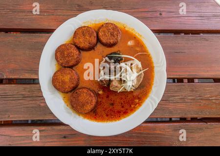 Schweinegulasch mit Zwiebeln und Kartoffelpfannkuchen, tschechisches Gericht Stockfoto