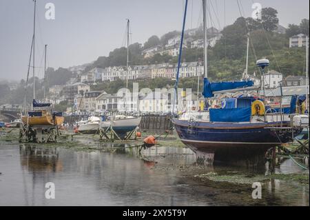 Segelyachten auf dem Fluss Looe bei Ebbe Stockfoto