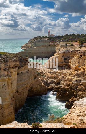 Farol de Alfanzina, ein Leuchtturm in der Nähe von Carvoeiro an der Südküste der Algarve, Portugal, Europa Stockfoto