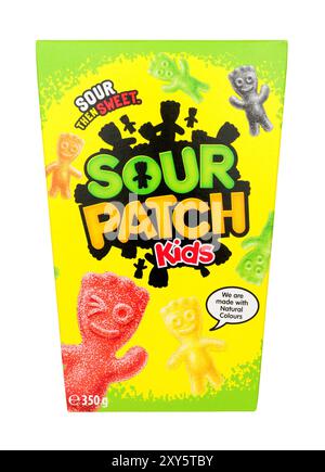 Stockport, Vereinigtes Königreich, 26. Januar 2024, Sour Patch Kids Fruchtgummi mit saurem Zuckerüberzug in einer 350 g-Packung Stockfoto