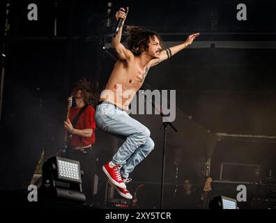 The Hunna tritt live auf der Castle Stage beim Victorious Festival in Portsmouth, Hampshire, Großbritannien am 25. August 2024 auf. Stockfoto