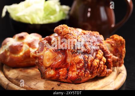 Gegrillte Eisbein mit Brötchen und Salat Stockfoto