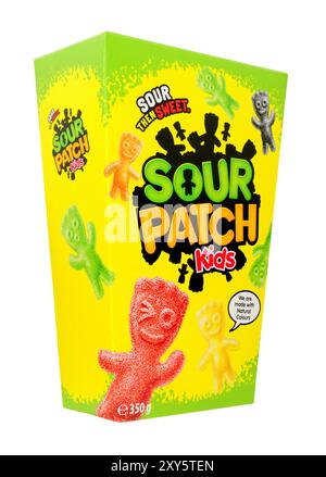 Stockport, Vereinigtes Königreich, 26. Januar 2024, Sour Patch Kids Fruchtgummi mit saurem Zuckerüberzug in einer 350 g-Packung Stockfoto