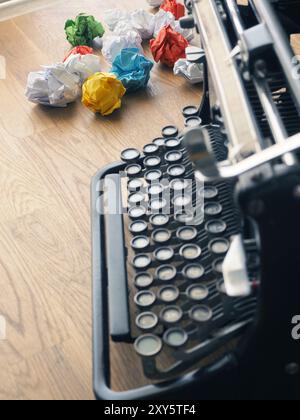 Zerknittertes Papier mit einer alten Schreibmaschine auf einem hölzernen Bürotisch, Kreativität Konzept Stockfoto