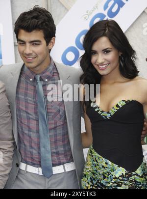 Joe Jonas und Demi Lovato bei der Premiere von „Oceans“ in Los Angeles am 17. April 2010 im El Capitan Theater in Hollywood, USA Stockfoto