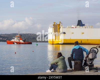 Containerschiff mit Schleppern in den Hafen von Koper in Slowenien Stockfoto