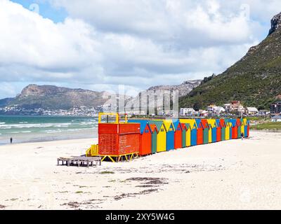 Die berühmten Muizenberg Beach Hütten zum ein- und Ausziehen von Badeanzügen befinden sich am Muizenberg Beach, Kapstadt, Südafrika Stockfoto