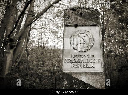 Grenzpfeiler der ehemaligen innerdeutschen Grenze mit dem Wappen der DDR im Wald im Nationalpark Harz Stockfoto
