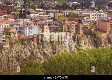 Tiflis, Georgien Luftpanorama mit alten traditionellen Häusern über Mtkvari oder Kura Fluss Stockfoto