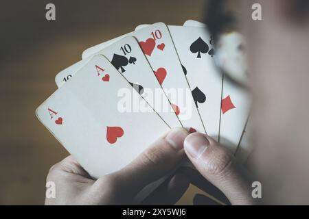 Der Mensch ist die Karten, Ausschnitt seiner Hände Stockfoto