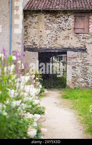 Detail des Gartens von Château de la Mévellière in Bouaye, atlantic Loire, Frankreich. Eiserne Tore und Wände. Vertikale Aufnahme. Stockfoto