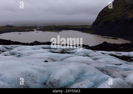Der Skaftafell-Gletscher im Vatnajokull-Nationalpark, Island. Blaues Gletschereis mit Rissen und Spalten, mit Blick auf die Gletscherlagune. Stockfoto
