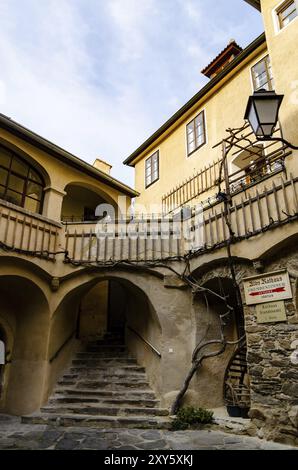 Österreich 01.03.2014: Blick auf das Rathaus in Durnstein im Frühfrühling, Wachautal, Österreich. Enge Straßen der Stadt Stockfoto