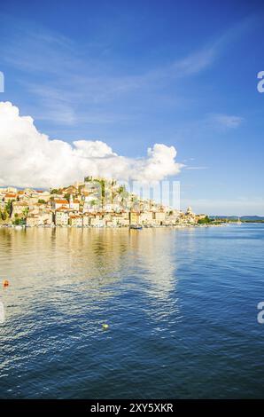 Kroatien, 21 07 2014: Altstadtstraßen in der Stadt Sibenik mit Marmor- und Steinbauten im Hintergrund. Touristenziel, Europa Stockfoto
