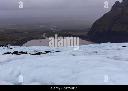 Der Skaftafell-Gletscher im Vatnajokull-Nationalpark, Island. Blaues Gletschereis mit Rissen und Spalten, mit Blick auf die Gletscherlagune. Stockfoto