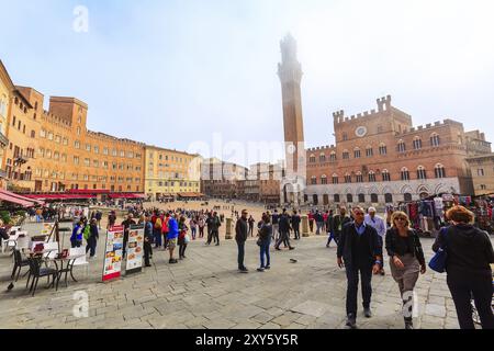 Siena, Italien, 25. Oktober 2018: Panorama des Campo-Platzes oder der Piazza del Campo mit Turm Torre del Mangia und Menschen in der Toskana, Europa Stockfoto