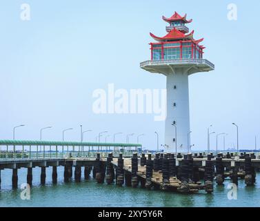 Leuchtturm, Aussichtspunkt auf die Insel und das Meer von ist eine berühmte Sehenswürdigkeit von Koh Sri Chang. Chonburi, Thailand, Asien Stockfoto