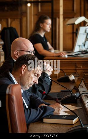 Vor dem Landgericht in Bremen hat am Mittwoch, 28.08.2024, erneut ein Prozess gegen den evangelischen Pastor Olaf Latzel begonnen. Dem 56-jaehrigen Theologen der konservativen St. Martini-Gemeinde in der Hansestadt wird Volksverhetzung vorgeworfen. Er hatte sich in einer biblischen Fahrschule zur Ehe im Oktober 2019 abfaellig ueber die Gender-Bewegung und ueber Homosexuelle geaeussert. Im Foto vom 28.08.2024: Der Angeklagte Olaf Latzel vorne mit seinem Rechtsanwalt Sascha Boettner Böttner, dahinter im Verhandlungssaal des Bremer Landgerichts. Siehe epd-Meldung vom 28.08.2024 NUR REDAKTIONELLE VERWENDUNG Stockfoto