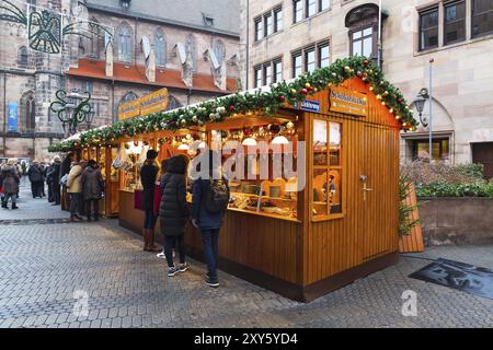 Nürnberg, 24. Dezember 2016: Weihnachtsmarkt mit Kiosken und Ständen, Menschen in Nürnberg Bayern, Europa Stockfoto