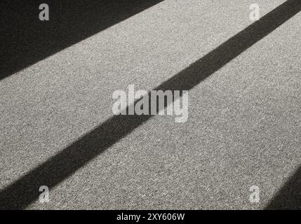 Schatten durch einfallendes Licht auf einem Teppich vor einem Fenster Stockfoto