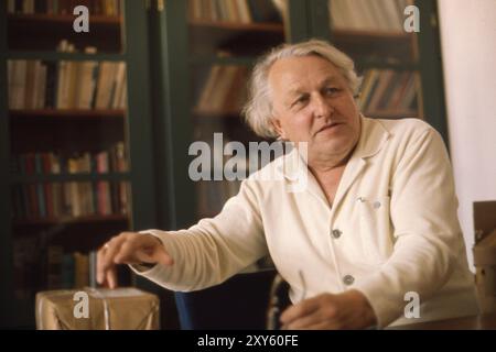 ARCHIVFOTO: Wolfgang WAGNER wäre 105 Jahre alt am 30. August 2024, Wolfgang WAGNER, geboren am 30. August 1919 in Bayreuth, Regisseur und Festivaldirektor, Enkel von Richard Wagner, leitet seit 1966 die Bayreuther Festspiele, sitzt an seinem Schreibtisch und gestikuliert, 28. April 1976. ? Stockfoto