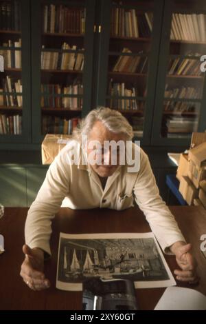 ARCHIVFOTO: Wolfgang WAGNER wäre 105 Jahre alt am 30. August 2024, Wolfgang WAGNER, geboren am 30. August 1919 in Bayreuth, Regisseur und Festivaldirektor, Enkel von Richard Wagner, leitet seit 1966 die Bayreuther Festspiele, sitzt an seinem Schreibtisch und präsentiert ein Bild, 28. April 1976. ? Stockfoto