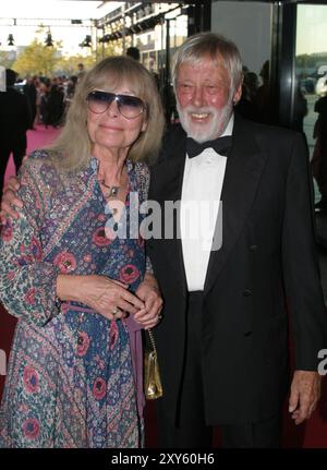 ARCHIVFOTO: Vivi Bach wäre 85 Jahre alt geworden am 3. September 2024, Deutscher Fernsehpreis, Preisverleihung in Köln, roter Teppich, Roter Teppich Show, Schauspieler Dietmar SCHOENHERR und Moderator Vivi BACH, Halbfigur, Porträtformat, 15. Oktober 2005. ? Stockfoto