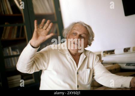 ARCHIVFOTO: Wolfgang WAGNER wäre 105 Jahre alt am 30. August 2024, Wolfgang WAGNER, geboren am 30. August 1919 in Bayreuth, Regisseur und Festivaldirektor, Enkel von Richard Wagner, leitet seit 1966 die Bayreuther Festspiele, sitzt an seinem Schreibtisch und gestikuliert, 28. April 1976. ? Stockfoto