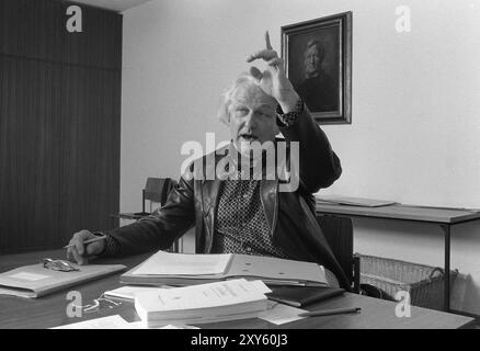 ARCHIVFOTO: Wolfgang WAGNER wäre 105 Jahre alt am 30. August 2024, Wolfgang WAGNER, geboren am 30. August 1919 in Bayreuth, Regisseur und Festivaldirektor, Enkel von Richard Wagner, leitet seit 1966 die Bayreuther Festspiele, Porträt, Schwarzweißfoto, 28. April 1976. ? SVEN SIMON, Prinzess-Luise-Str.41#45479 Muelheim/Ruhr#Tel.0208/9413250#Fax 0208/9413260#Kto 1428150 C ommerzbank E ssen BLZ 36040039#www.SvenSimon.net#e-mail:SvenSimon@t-online.de. Stockfoto