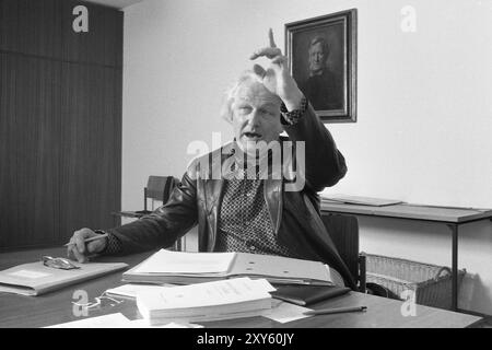 ARCHIVFOTO: Wolfgang WAGNER wäre 105 Jahre alt am 30. August 2024, Wolfgang WAGNER, geboren am 30. August 1919 in Bayreuth, Regisseur und Festivaldirektor, Enkel von Richard Wagner, leitet seit 1966 die Bayreuther Festspiele, sitzt an seinem Schreibtisch, gestikuliert, Gesten, Schwarzweißfoto, 28. April 1976. ? Stockfoto