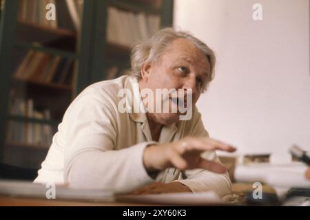 ARCHIVFOTO: Wolfgang WAGNER wäre 105 Jahre alt am 30. August 2024, Wolfgang WAGNER, geboren am 30. August 1919 in Bayreuth, Regisseur und Festivaldirektor, Enkel von Richard Wagner, leitet seit 1966 die Bayreuther Festspiele, sitzt an seinem Schreibtisch und gestikuliert, 28. April 1976. ? Stockfoto