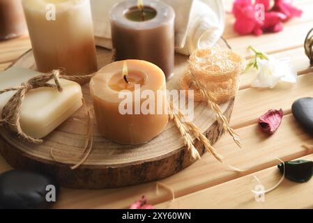 Wellness für Körper und Geist mit Produkten und dekorativen Elementen auf einem Holztisch mit Kerzen, Herz und Blumen auf Holztisch. Erhöhte Aussicht. Stockfoto