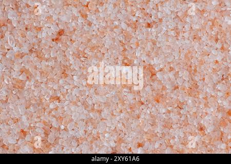 Himalaya rosa Salz Textur. Rosafarbene Kristalle natürlicher Lebensmittel Himalaya grobe Salztextur oder Hintergrund, Nahaufnahme, hohe Auflösung. Stockfoto