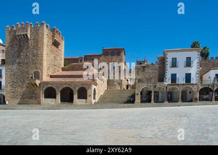 Blick auf die Stadt Panorama spanisches traditionelles Dorf mit Bögen Cáceres Stockfoto