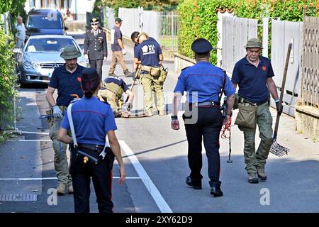 28-08-2024 Terno D'Isola, Bergamo Italia- CronacaTerno D'Isola carabinieri alla ricerca dell'arma del delitto in Via Castegnate Omicidio Sharon Verzenio (Foto Manzoni Tiziano/LaPresse) 28-08-2024 Terno D'Isola Bergamo Italy- Murdernachrichten, Terno D'Isola carabinieri Carabinieri auf der Suche nach der Waffe des Guthaben in der Lazie LazonPresse (Foto Stockfoto