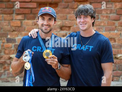 Prag, Tschechische Republik. August 2024. Tschechische Republik Olympische Sommerspiele 2024 Paris-Goldmedaillengewinner Martin Fuksa (links), begleitet von seinem Bruder Petr Fuksa, posiert mit seiner Medaille (in seiner rechten Hand hält andere Medaillen) auf einer Pressekonferenz nach seiner Rückkehr von der Weltmeisterschaft in nicht-olympischen Disziplinen, Prag, 28. August 2024. Quelle: Michaela Rihova/CTK Photo/Alamy Live News Stockfoto