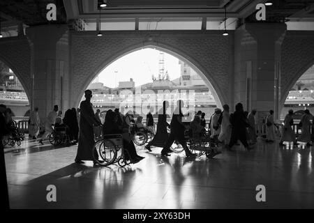 Silhouette muslimischer Pilger, die Kaaba (Tawaf) im ersten Stock in der Al-Haram-Moschee in Makkah, Saudi-Arabien umkreisten. Stockfoto