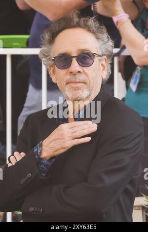 Lido di Venezia, die Besetzung kommt bei der Fotokonferenz für die Pressekonferenz des Films BeetleJuice BeetleJuice während des 81. Internationalen Filmfestivals von Venedig an. Auf dem Foto: Tim Burton kommt im Palazzo del Casinò Credit: Independent Photo Agency Srl/Alamy Live News an Stockfoto