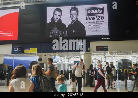 Waterloo, London. August 2024. Ein digitales Board am Bahnhof Waterloo mit den Brüdern Liam und Noel Gallagher , wie die Manchester-Band Oasis ankündigte, dass sie nach 15 Jahren mit einer Reihe von Konzerten im Jahr 2025 wieder zusammenkommen werden, darunter im Wembley-Stadion Credit: Amer Ghazzal/Alamy Live News Stockfoto