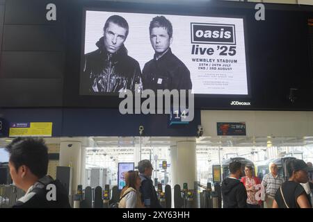 Waterloo, London. August 2024. Ein digitales Board am Bahnhof Waterloo mit den Brüdern Liam und Noel Gallagher , wie die Manchester-Band Oasis ankündigte, dass sie nach 15 Jahren mit einer Reihe von Konzerten im Jahr 2025 wieder zusammenkommen werden, darunter im Wembley-Stadion Credit: Amer Ghazzal/Alamy Live News Stockfoto