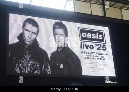 Waterloo, London. August 2024. Ein digitales Board am Bahnhof Waterloo mit den Brüdern Liam und Noel Gallagher , wie die Manchester-Band Oasis ankündigte, dass sie nach 15 Jahren mit einer Reihe von Konzerten im Jahr 2025 wieder zusammenkommen werden, darunter im Wembley-Stadion Credit: Amer Ghazzal/Alamy Live News Stockfoto