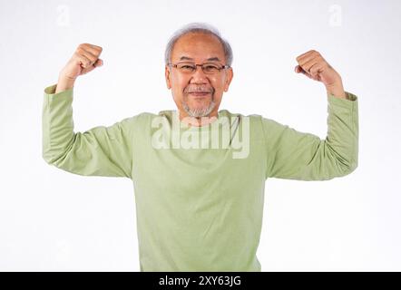 Porträt asiatischer grauhaariger lächelnder älterer Mann, der Muskeln beugt und lächelndes Studio, isoliert aufgenommen Stockfoto
