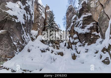 Winterblick auf die Skaly-Felsen von Prachovske in der Region Cesky raj (Tschechisches Paradies), Tschechische Republik Stockfoto